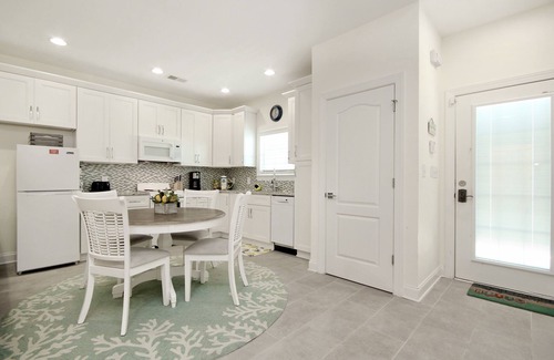 Atlantic Beach Apartamento | Charming beachfront apartment w/ beach access, pool central AC, & washer/dryer