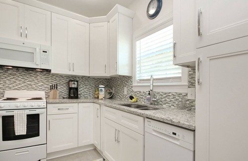Atlantic Beach Apartamento | Charming beachfront apartment w/ beach access, pool central AC, & washer/dryer