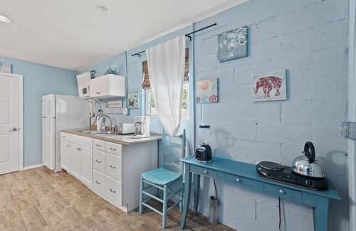 Naples Park Casa | Charming Beach Bungalow