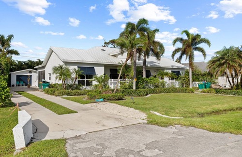 Naples Park Casa | Charming Beach Bungalow