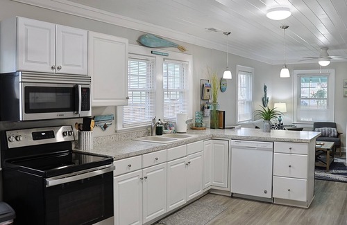 North Carolina Coast Cabaña | Charming Beach Cottage-1 block to beach/boardwalk