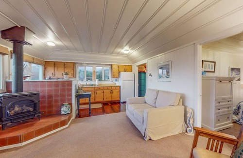 Salmon Creek Casa | Charming beach cottage with an ocean view, WiFi, gas fireplace, & full kitchen