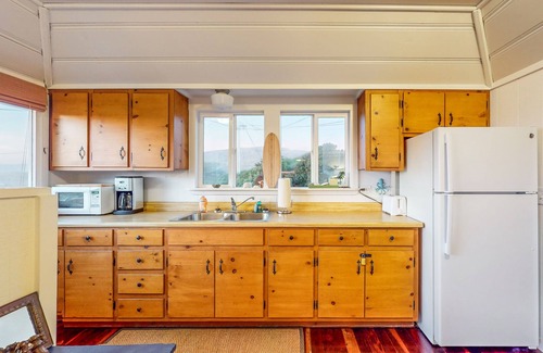 Salmon Creek Casa | Charming beach cottage with an ocean view, WiFi, gas fireplace, & full kitchen