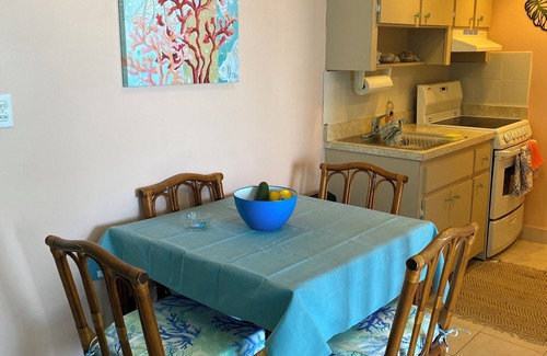Discovery Bay Condominio | Charming beach front condo, Freeport ,Coral Beach, with AC/WiFi, salon/spa, pool