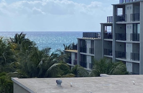 Discovery Bay Condominio | Charming beach front condo, Freeport ,Coral Beach, with AC/WiFi, salon/spa, pool