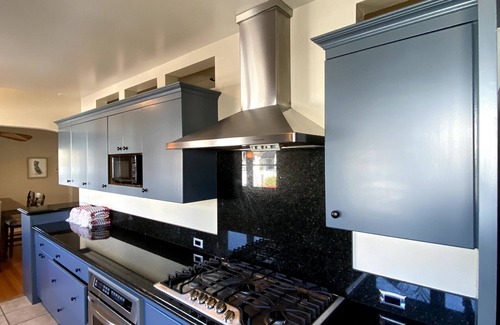 Belmont Shore Casa | Charming Beach Getaway/Next to Beach & 2nd Street/Lower Unit