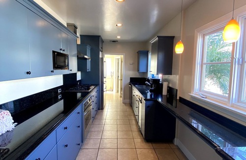 Belmont Shore Casa | Charming Beach Getaway/Next to Beach & 2nd Street/Lower Unit