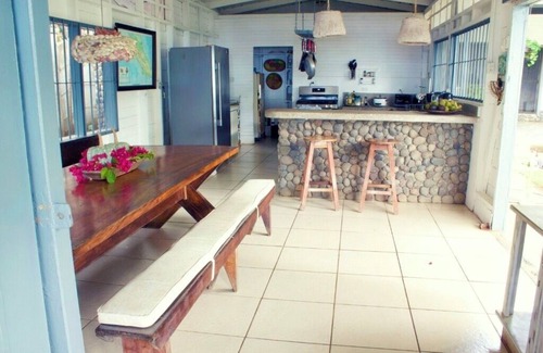 Coco Sunset Hills Casa | Charming Beachfront Family Vacation Home
