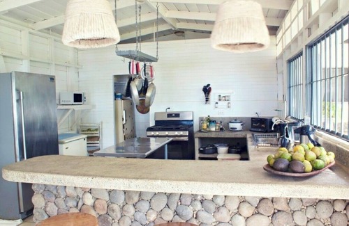 Coco Sunset Hills Casa | Charming Beachfront Family Vacation Home