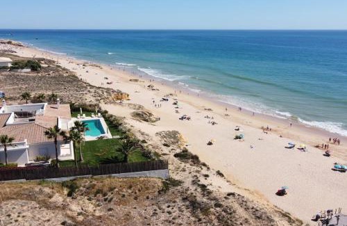 Salgados Apartamento | Charming Beachside Apartment- The Perfect Getaway!