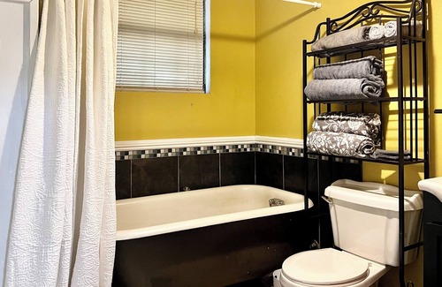 Gulfport Cabaña | Charming Beachside Property Welcomes Pet-Loving Family-Just 7 Blocks Beach!