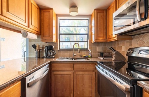 Indialantic Casa | Charming Beachside Escape Patio Parking