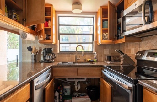 Indialantic Casa | Charming Beachside Escape Patio Parking