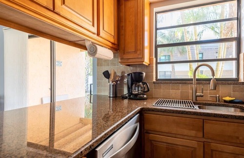 Indialantic Casa | Charming Beachside Escape Patio Parking