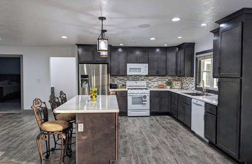 Shipshewana Casa | Charming, Beautiful 6-bedroom house in wonderful Shipshewana with WiFi, Hot Tub.