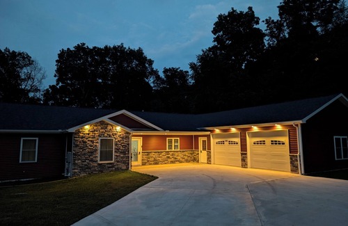 Shipshewana Casa | Charming, Beautiful 6-bedroom house in wonderful Shipshewana with WiFi, Hot Tub.
