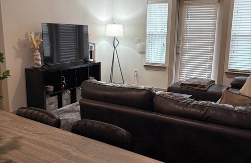 Farmers Branch Cama Y Desayuno | Charming bed & breakfast with Canalside view