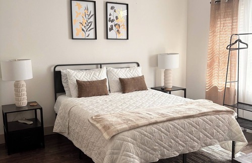 Farmers Branch Cama Y Desayuno | Charming bed & breakfast with Canalside view