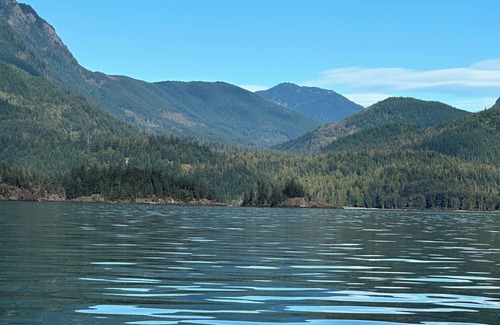 Kent Cama Y Desayuno | Charming Bed & Coffee in Agassiz 10 min to Harrison Hot Springs & Harrison Lake
