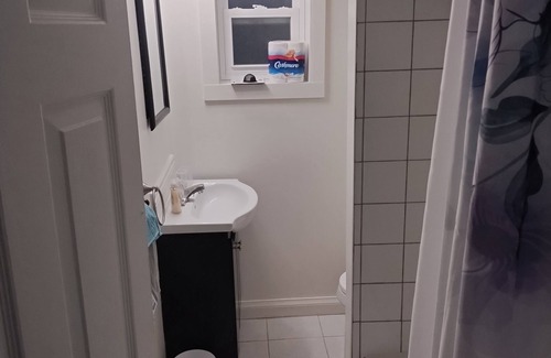 Woodbine - Lumsden Casa | Charming bedroom in a blissful house in wonderful Toronto with AC and WiFi