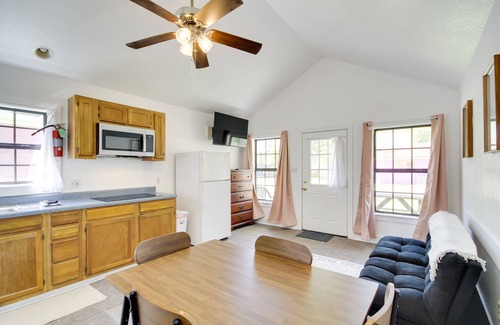 Biloxi Apartamento | Charming Biloxi Studio w/ Community Pool & Lake!