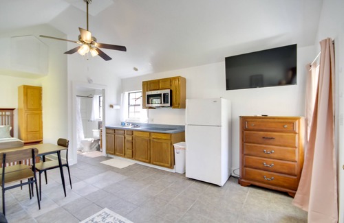 Biloxi Apartamento | Charming Biloxi Studio w/ Community Pool & Lake!