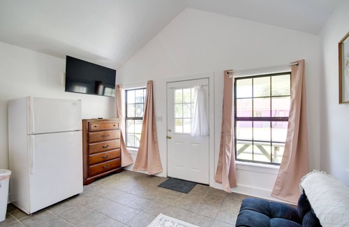 Biloxi Apartamento | Charming Biloxi Studio w/ Community Pool & Lake!