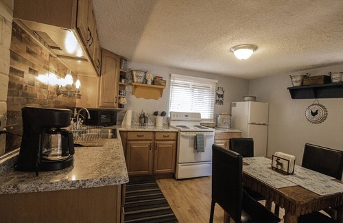 Meadow View Heights Cabina | Charming Blue Farmhouse Cabin