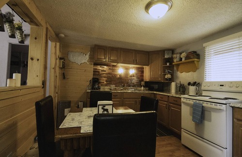 Meadow View Heights Cabina | Charming Blue Farmhouse Cabin