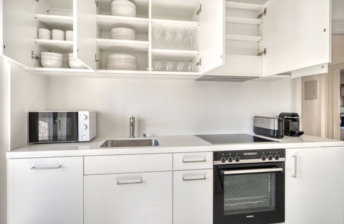 Breite Apartamento | Charming Breite 3 Room w/ Washer & Storage, nr Market, by Blueground