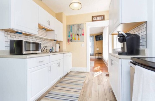 Harrisonburg Casa | Charming Brick Bungalow Steps from JMU Fenced backyard 30 day min