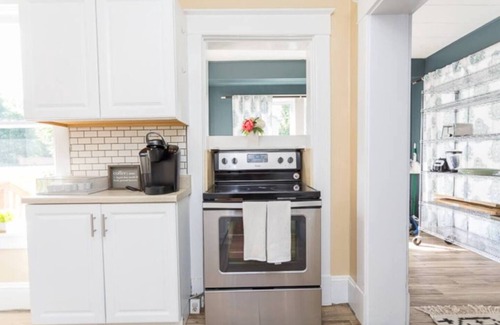 Harrisonburg Casa | Charming Brick Bungalow Steps from JMU Fenced backyard 30 day min