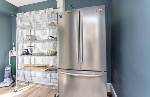 Harrisonburg Casa | Charming Brick Bungalow Steps from JMU Fenced backyard 30 day min