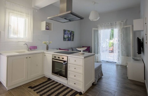 Apraos Apartamento | Charming bright apartment near the sea, private terrace!