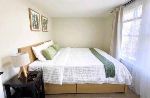 Renton Apartamento | Charming & Bright Gem Prime Location Street Parking with AC
