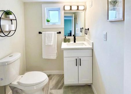 Renton Apartamento | Charming & Bright Gem Prime Location Street Parking with AC