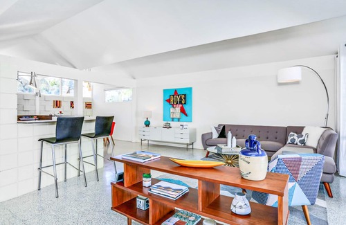 Araby Commons Condominio | Charming & bright mid-century condo with shared pool - Free WiFi