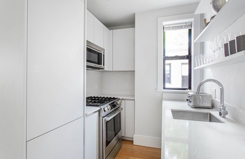 Brighton Apartamento | Charming Brighton 2BR w W/D, by Restaurants & Shops by Blueground