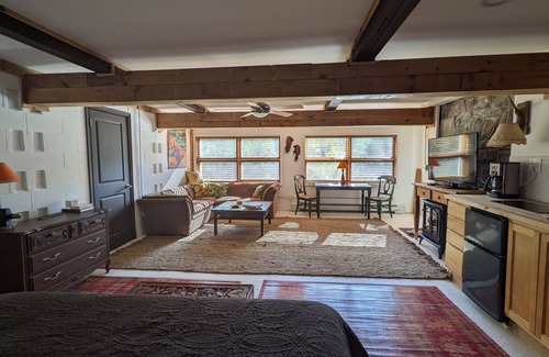 Smallwood Apartamento | Charming Brook Side Retreat by The Forest Reserve