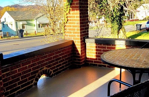 Bristol Casa | Charming Bungalow on a Budget - Dog Friendly, Family Friendly, Central Location