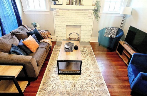 Bristol Casa | Charming Bungalow on a Budget - Dog & Family Friendly, Outdoor Area, Laundry