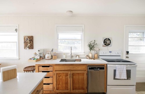 Town of East Hampton Casa | Charming Bungalow on the Bay