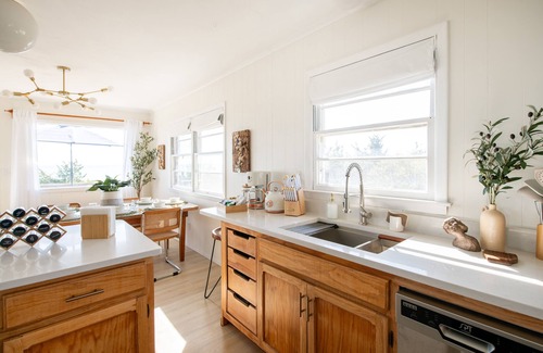 Town of East Hampton Casa | Charming Bungalow on the Bay