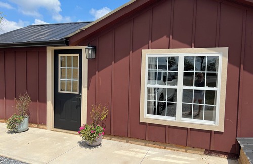 Shelby Cabina | Charming Bunkhouse with AC on working farm in Shelby