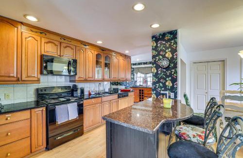 Bushkill Casa | Charming Bushkill Retreat with Private Deck and Grill!
