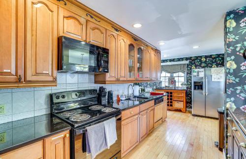 Bushkill Casa | Charming Bushkill Retreat with Private Deck and Grill!