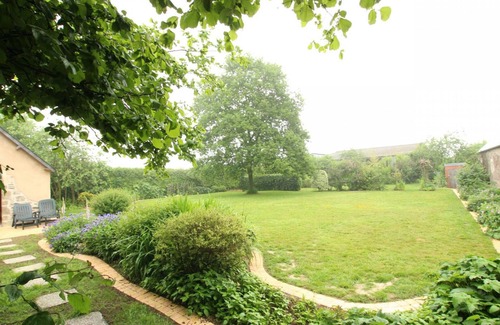 Montaigu-la-Brisette Cabaña | Casa acogedora con jardín privado, Wifi y chimenea en entorno rural