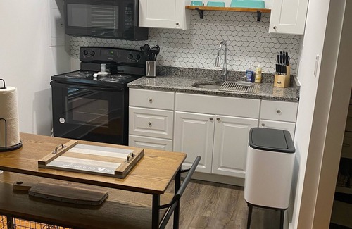 Guntersville Casa | Charming cabin 1.2 miles from public boat launch on Lake Guntersville.
