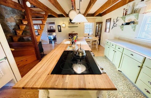 Burnsville Cabina | Charming Cabin Getaway in Burnsville
