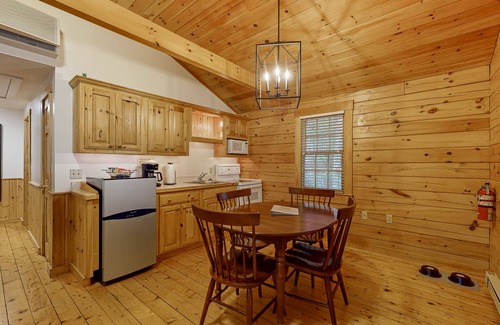 Northport Cabina | Charming cabin getaway with firepit, kitchen, WiFi & nature at your door